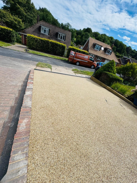 Completed resin bound driveway in Vuba Sagrada Familia with brick edging.