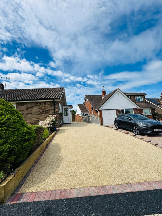 Completed resin bound driveway in Vuba Sagrada Familia with brick edging.